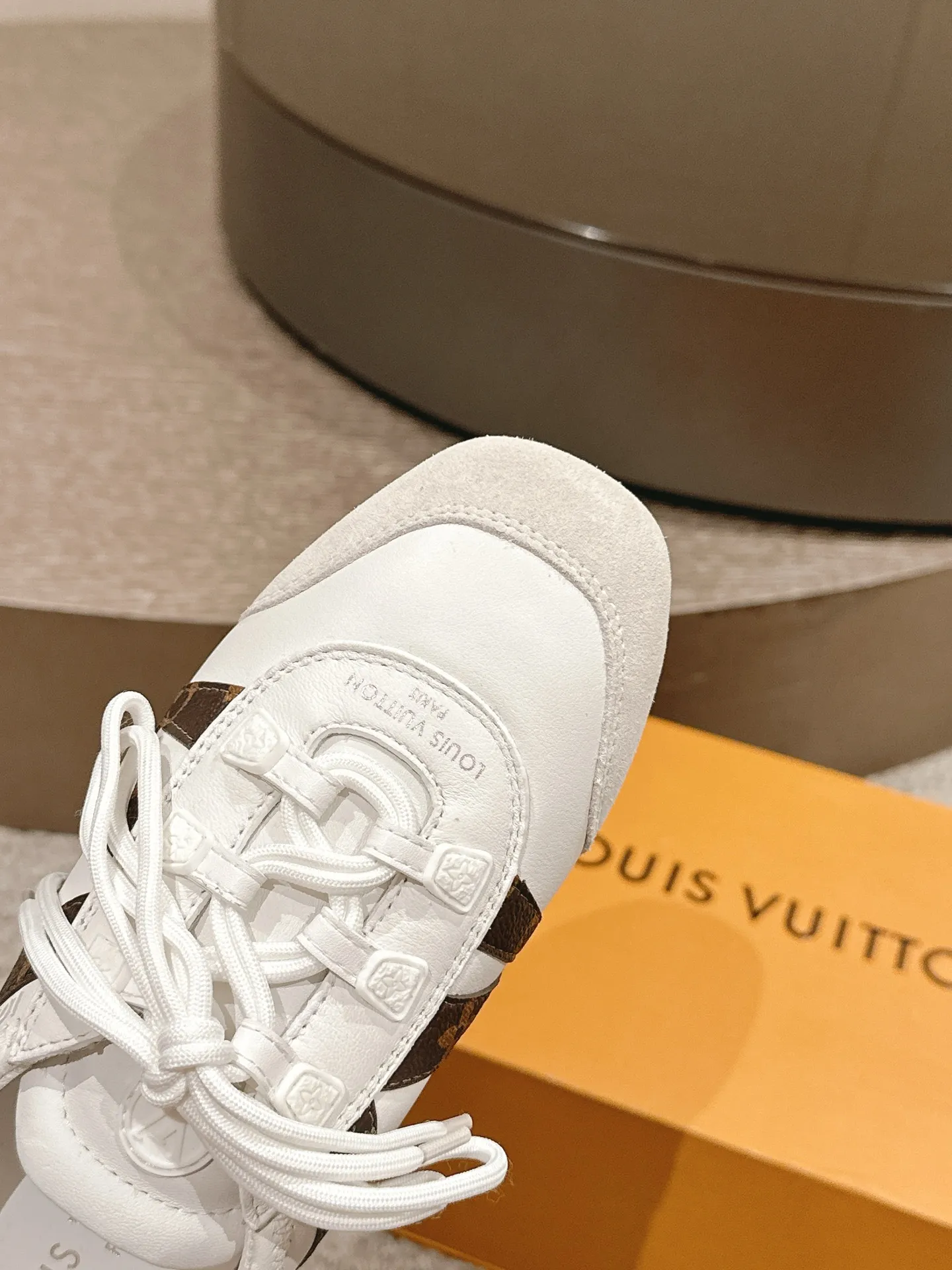👟👟Ex-factory price 620👟👟 Top version LV Louis Vuitton L Family Donkey Brand Latest Sneakerina Series Couple Models Ballet Shoes Moral Shoes Casual Flat Shoes Sneakers Original purchase, development, production This LV Sneakerina ballet style sneakers are made of silky suede cow leather to create smooth lines, combining the light structure of ballet shoes and the comfortable texture of sports shoes. The LV logo on the side and the Monogram canvas back strap are rich in details, Sacchetto craftsmanship and TPU outsole are upgraded for a soft wearing experience. Exquisite packaging at the delivery counter🛍📦 ▪️Fabric: original custom imported first-layer cowhide ▪️Inner lining: original custom made breathable mesh ▪️Sole: original open-molded injection molded TPU material ▪️Sole thickness: 1.5CM ▪️Size: women's 35-41 / Men's size 39-45 (women's 41, men's 45, customized)